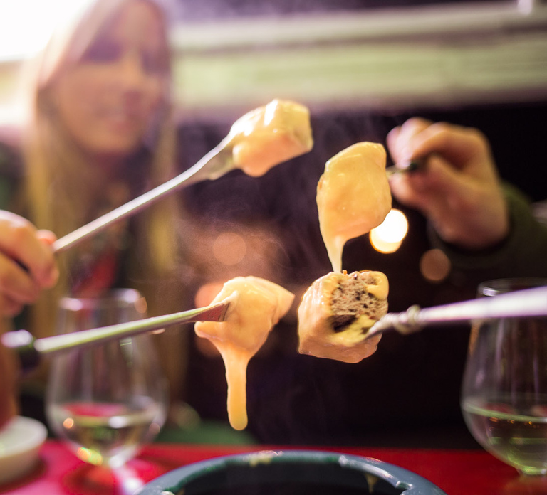 Geneva: tour with fondue and wine in TukTuk
