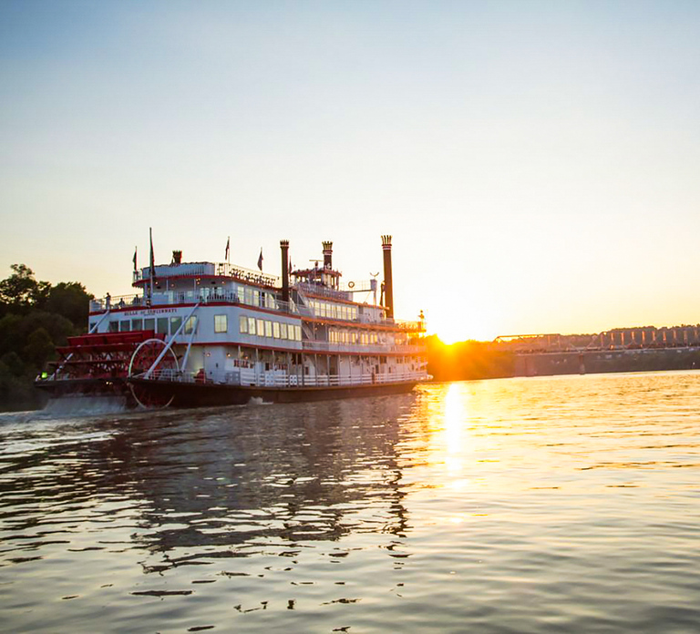 Cincinnati: Riverboat Cruise with Lunch and Entertainment