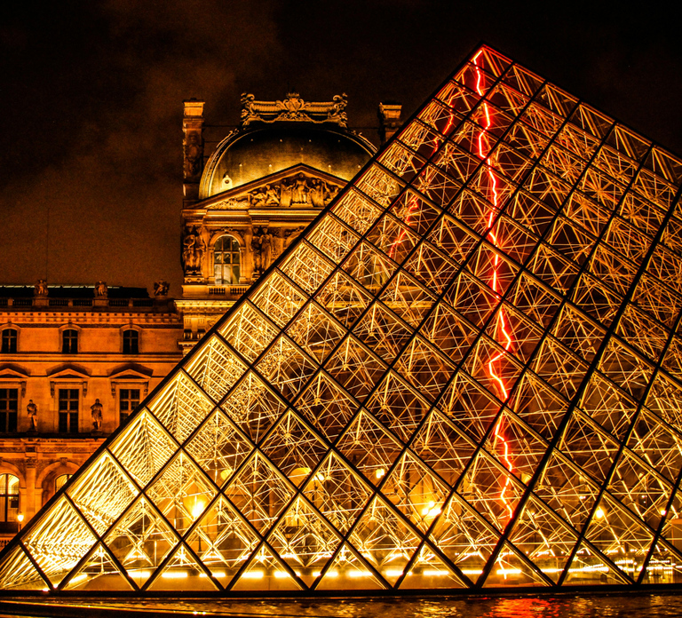 Night at the Louvre Museum: 6-people Max Guided Exploration