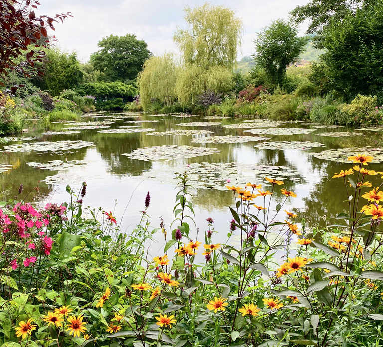 Giverny Versailles Trianon Small Group by Minivan from Paris