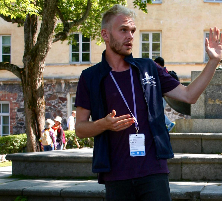 Suomenlinna: Guided Walking Tour with an Authorized Guide