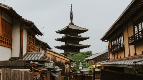 Book after consultation / Kyoto Tower, Rokuonji, Nijō Castle, Heian Shrine, Hanamikoji-dori, Kamo River, Arashiyama, Kiyomizu Temple, Airport / Point-to-point car service / Travel guide service / Priv