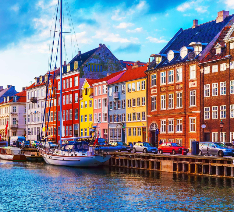 Copenhagen: Canal Boat Cruise & Old Town/Nyhavn Walking Tour