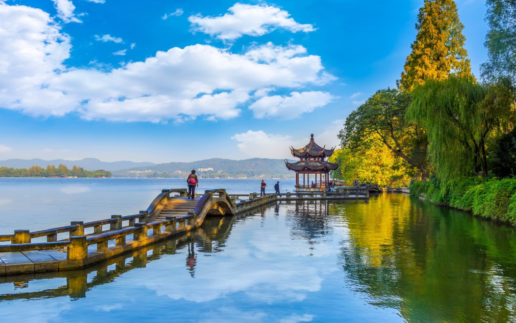 One-Day Tour of Hangzhou: West Lake Boat Ride, Lingyin Temple & Feilai Feng, and Former Residence of Hu Xueyan with Bilingual Driver-Guide - HolidaySG