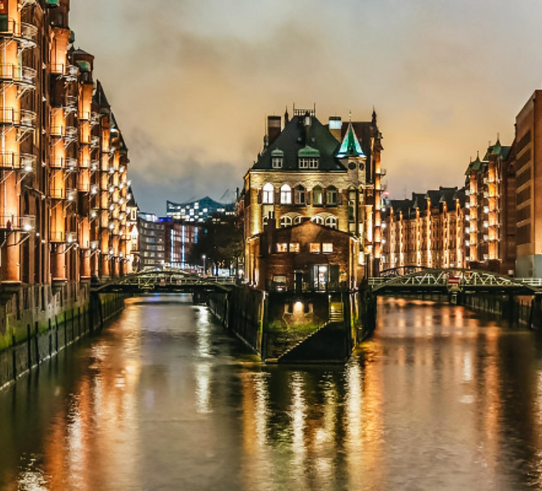 Hamburg: 1.5h Grand Harbor Evening Lights Cruise