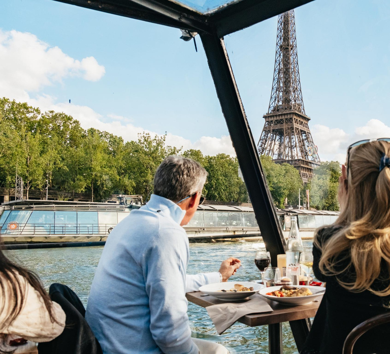 Paris : 3-Course Gourmet Dinner Cruise on Seine River