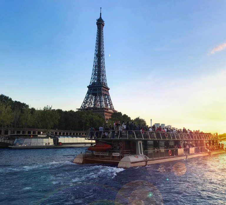 Paris: New Year’s Eve Cruise with Champagne & City Lights