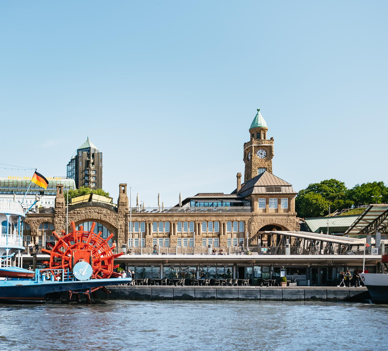 Hamburg: 1-Hour Harbor Sightseeing Cruise with HafenCity