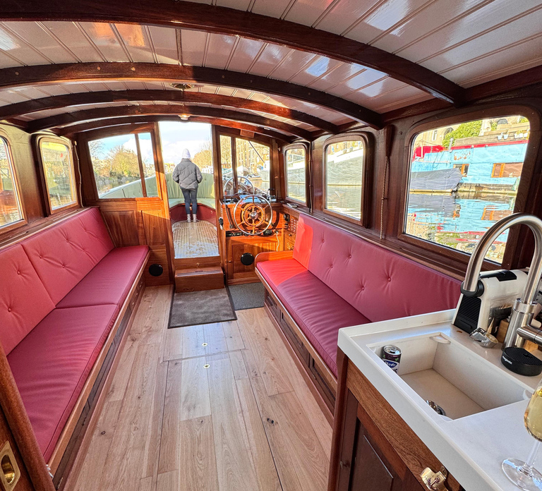 Amsterdam: Historic Boat Cruise with open bar and nibbles