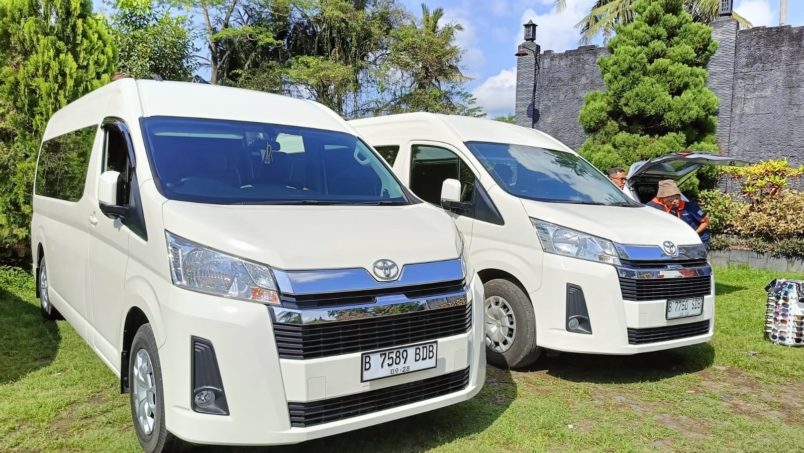 [TICKET] TRANSPORT HIACE PREMIO LUXURY 09 SEATER JAKARTA-CILETUH  ONEDAY  16 HOURS USE