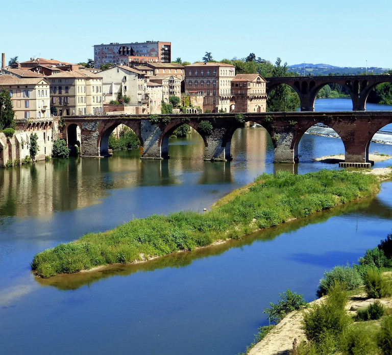 Toulouse: Albi and Cordes/Ciel Day Trip with Audio Guides