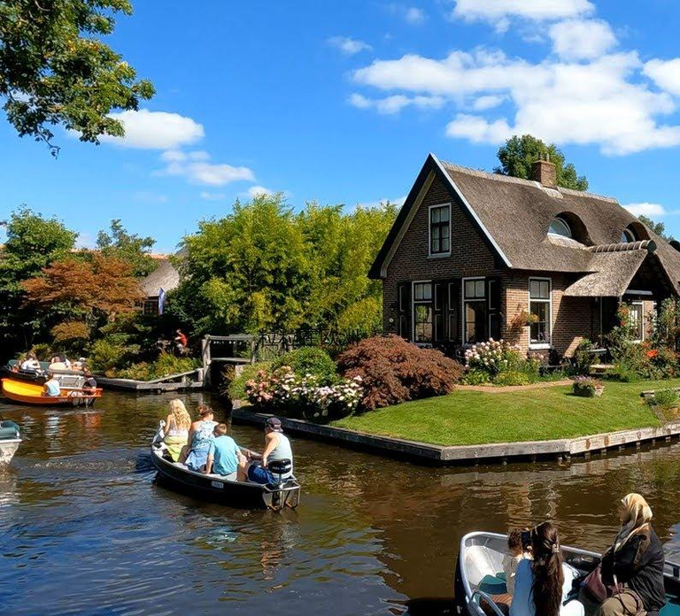 Private CUS Tour: giethoorn & Windmill zaanse （en/粤语/中文）