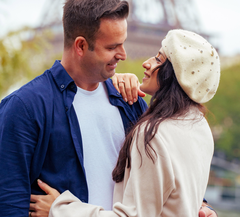 Paris: Eiffel Tower Photoshoot with a Professional