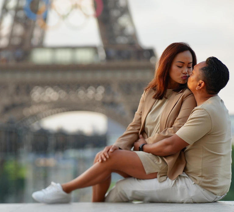 Paris: Professional photoshoot at the Eiffel Tower