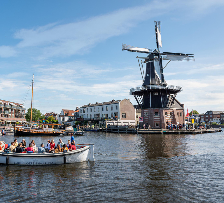 Haarlem: Canal tour + Dutch Windmill de Adriaan tour