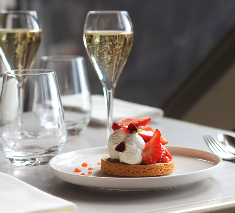 Paris: Sophisticated dining with Drinks at the Eiffel Tower - HolidaySG