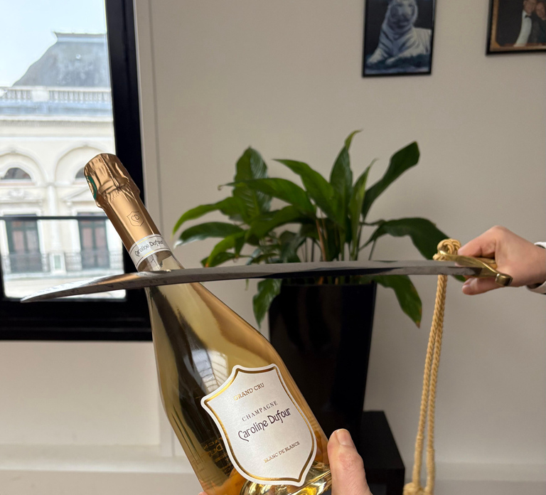 Caroline Dufour Champagne Sabrage in Reims - Cuvée Blanc de Blancs