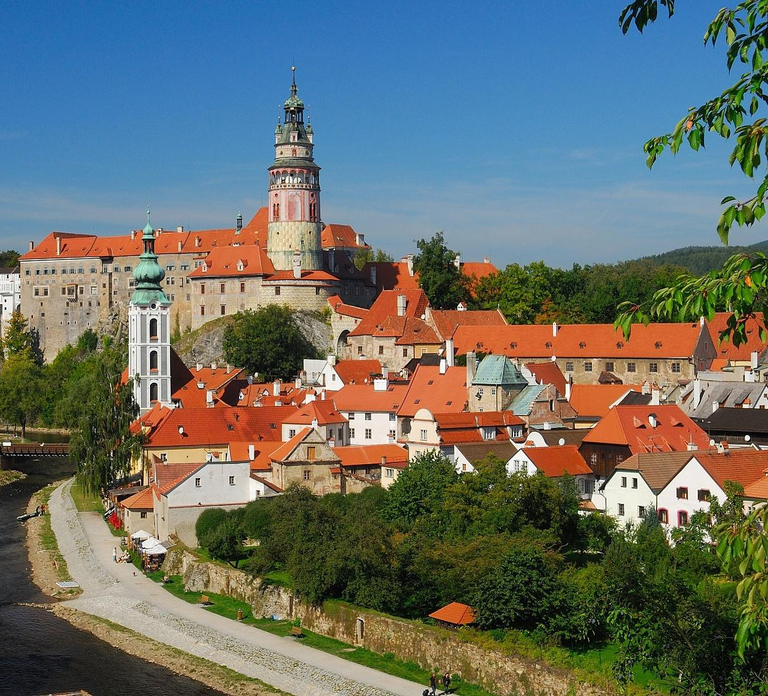 Salzburg: Sightseeing Transfer to Prague via Cesky Krumlov