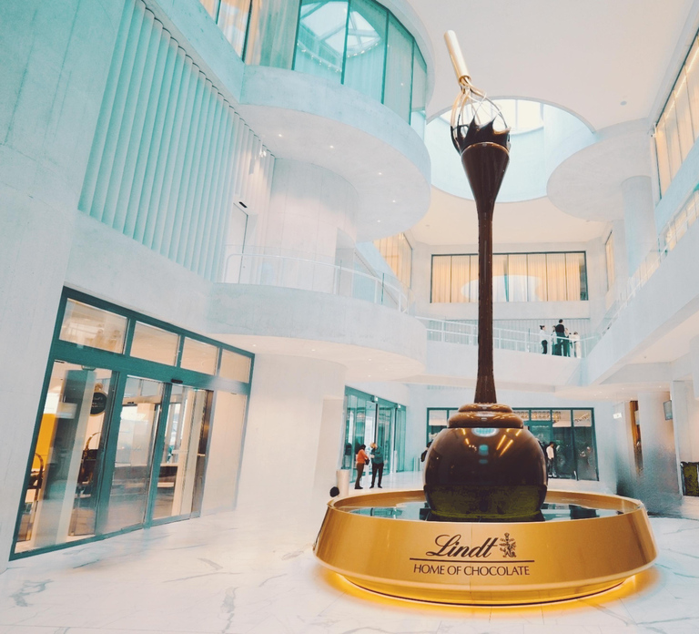 Lucerne: Lindt Chocolate Premium Tour W/ Pickup & Photoshoot
