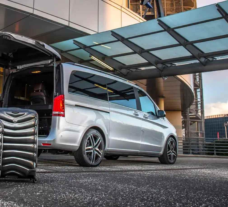 Paris: Charles-de-Gaulle Airport Private Roundtrip Transfer
