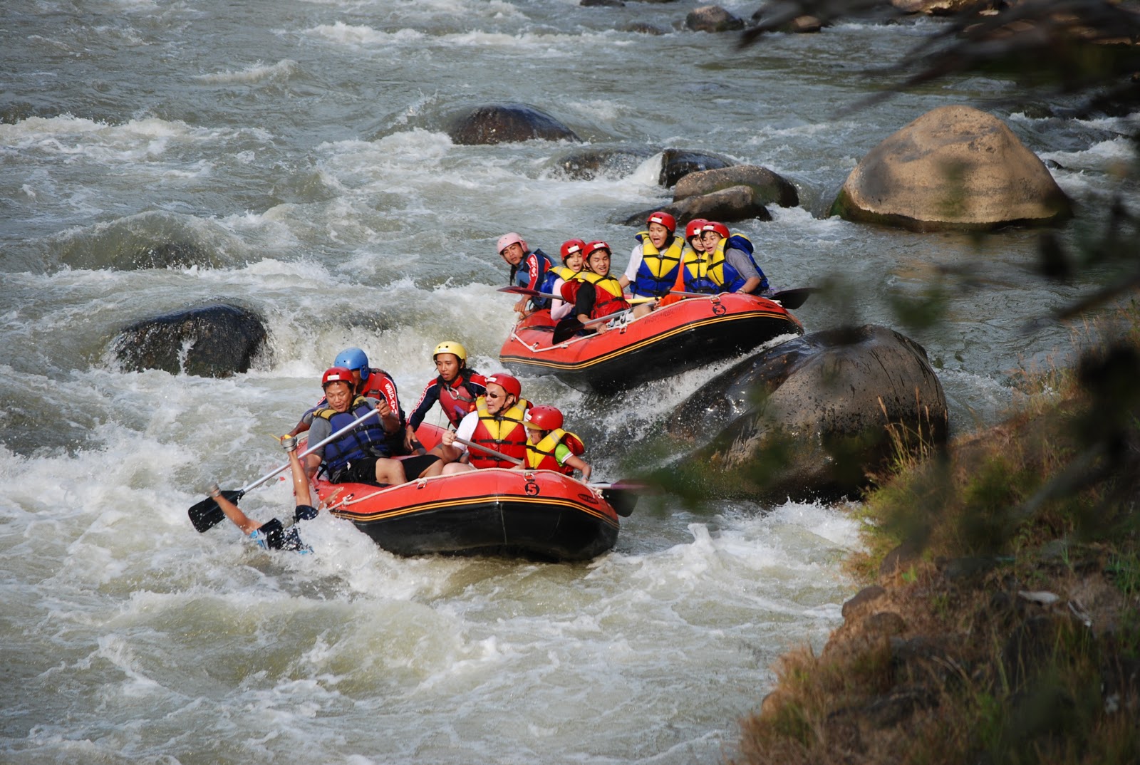 Rafting Sungai Elo - HolidaySG