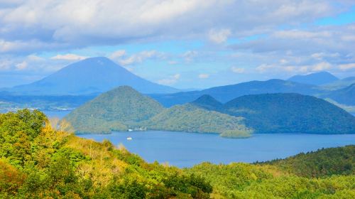 Hokkaido Noboribetsu Jigokudani Valley + Lake Tōya + Lake Shikotsu + Showa Shinzan Bear Ranch 1-day tour