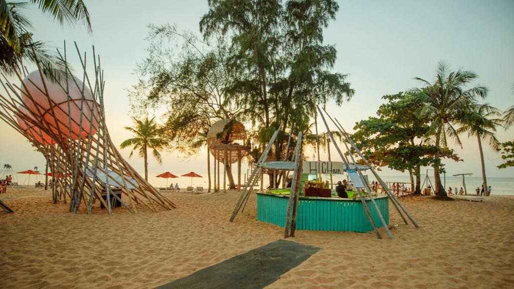 Phu Quoc Beach Tour and Enjoy Sunset with Squid Fishing with Chinese speaking Guide