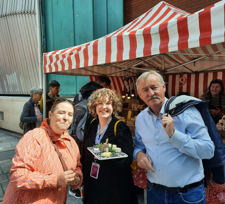 Dublin: Walking Food Tour with local chef, 7 stops or more!