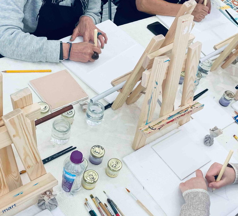 Paint your tile and create your unique piece in an art gallery in Lisbon