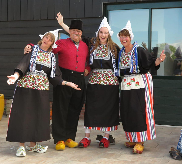 Volendam: Traditional Costume Photo with Cheese & Clog Tour