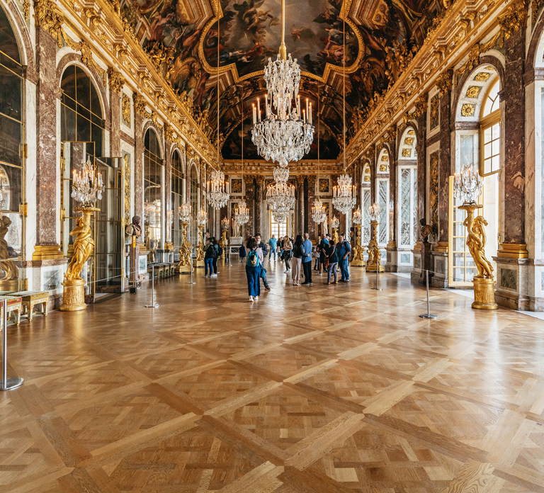 From Paris: Versailles Palace Guided Tour & Gardens Access