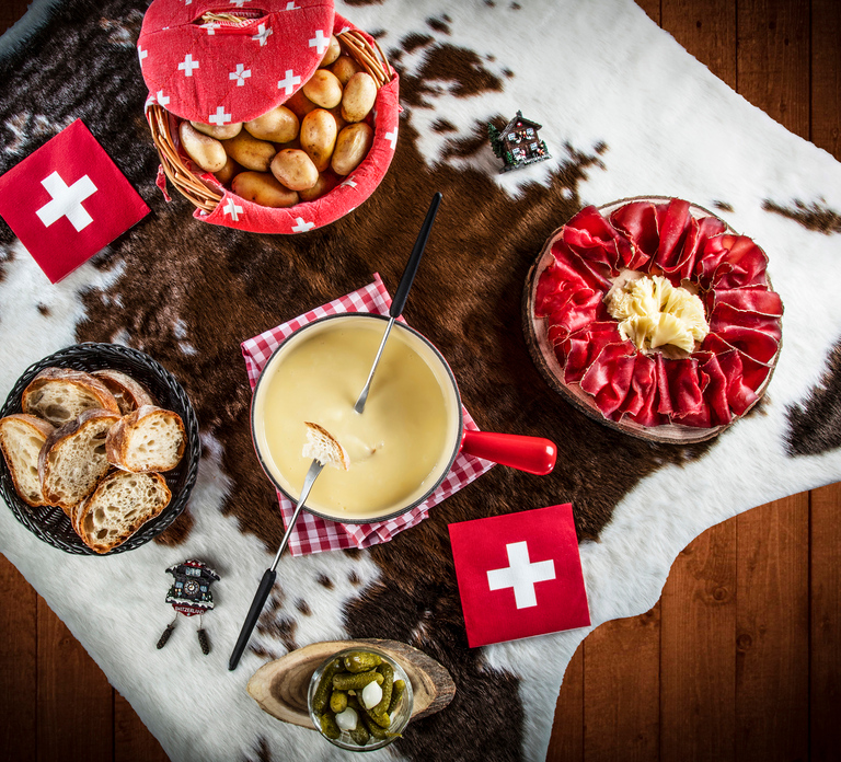 Geneva: City Tour and Fondue Cooking Class, Swiss Folklore
