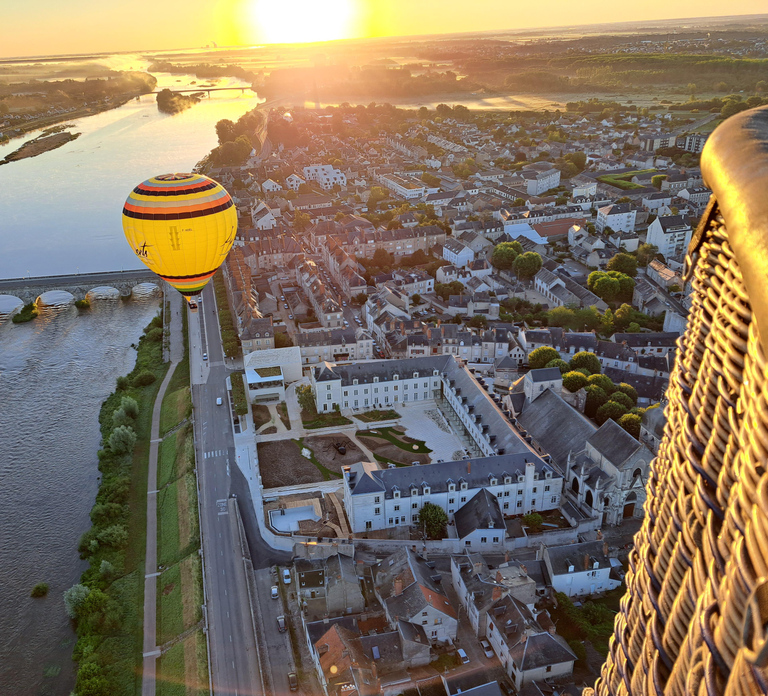 Hot air balloon flight:Chambord, Chenonceau,Cheverny,Blois