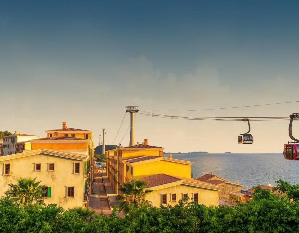 Discovery 3 Island with Cable Car