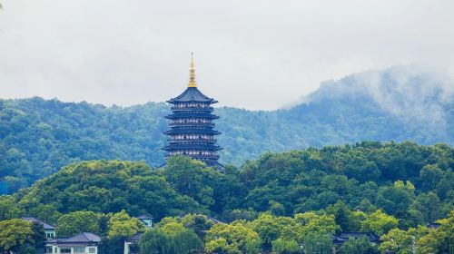 1-day Hangzhou tour: West Lake dual intangible cultural heritage experience (painted boat ride + Hanfu/hairpin flower photography) Day Tours