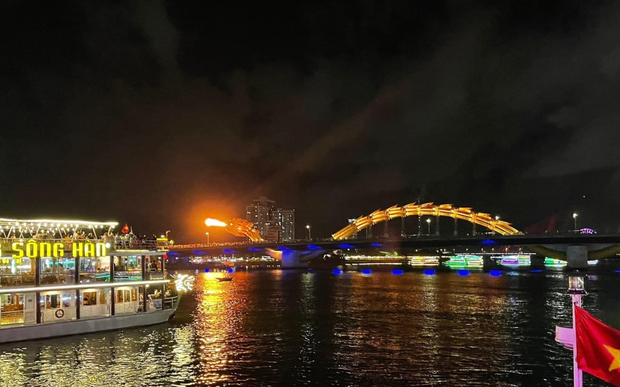 Han River Night Cruises By Tau Rong Song Han | Da Nang - HolidaySG