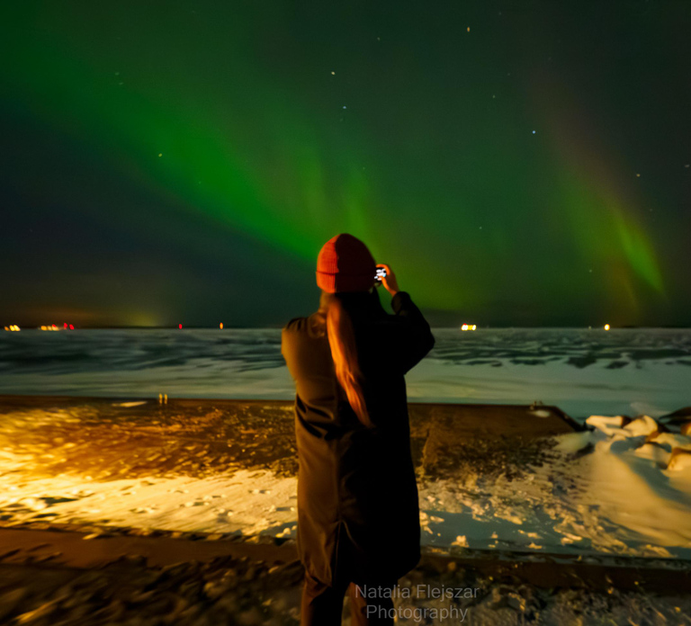 Oulu: Guided Night Walking Tour with Northern Lights Hunting