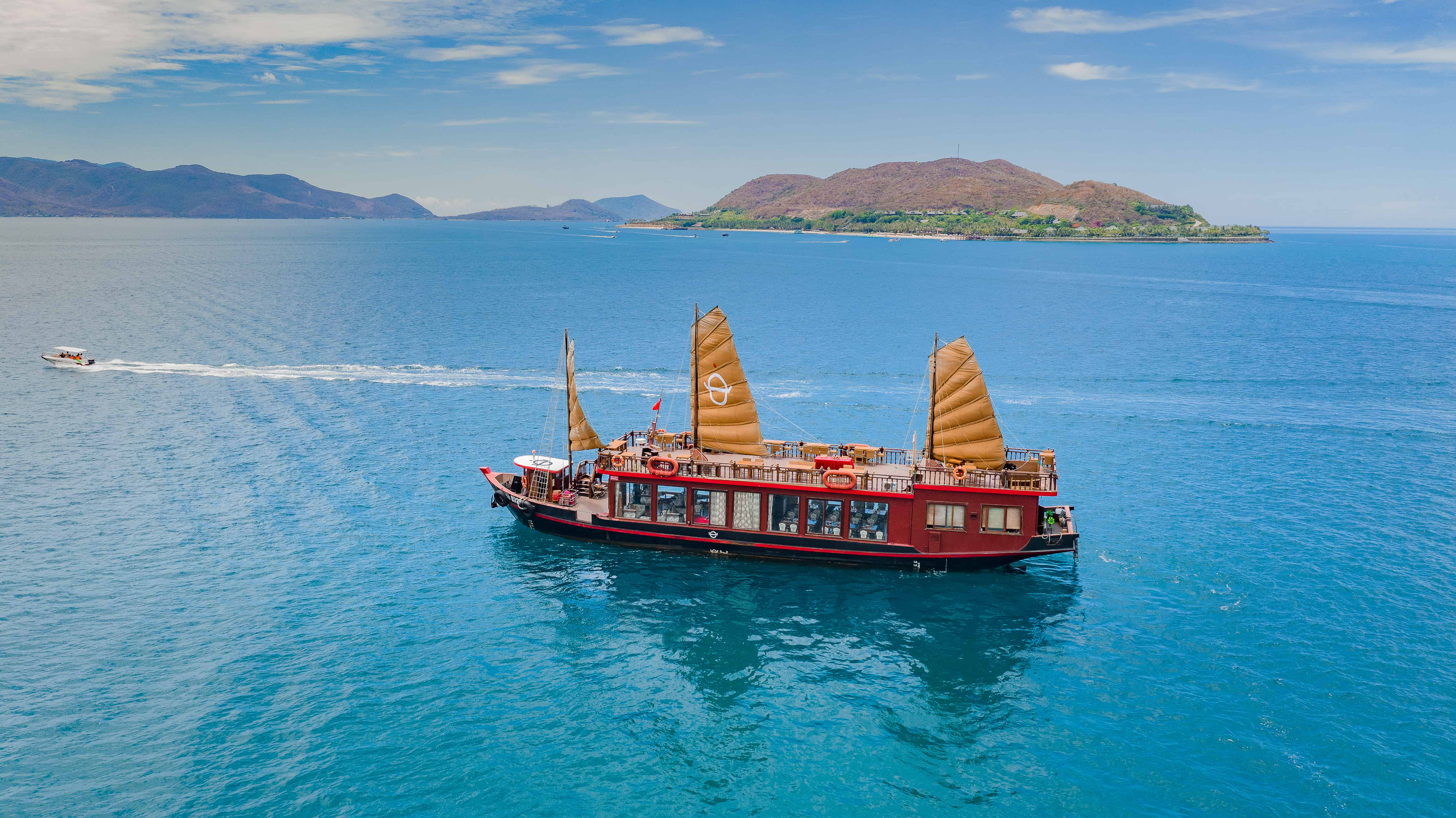 Nha Trang Bay Discovery With Emperor Cruises - HolidaySG