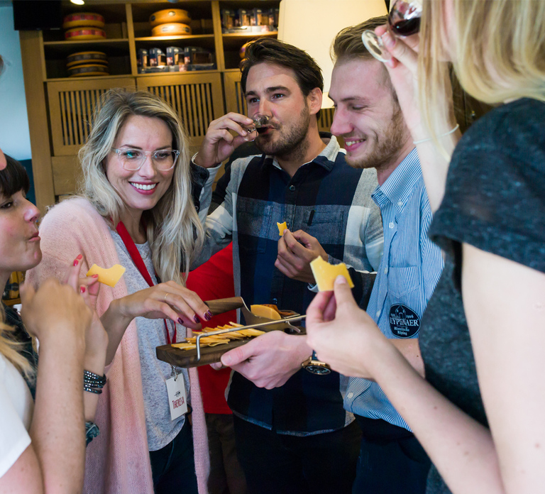 Amsterdam: Guided Cultural Food Tour in DE/EN