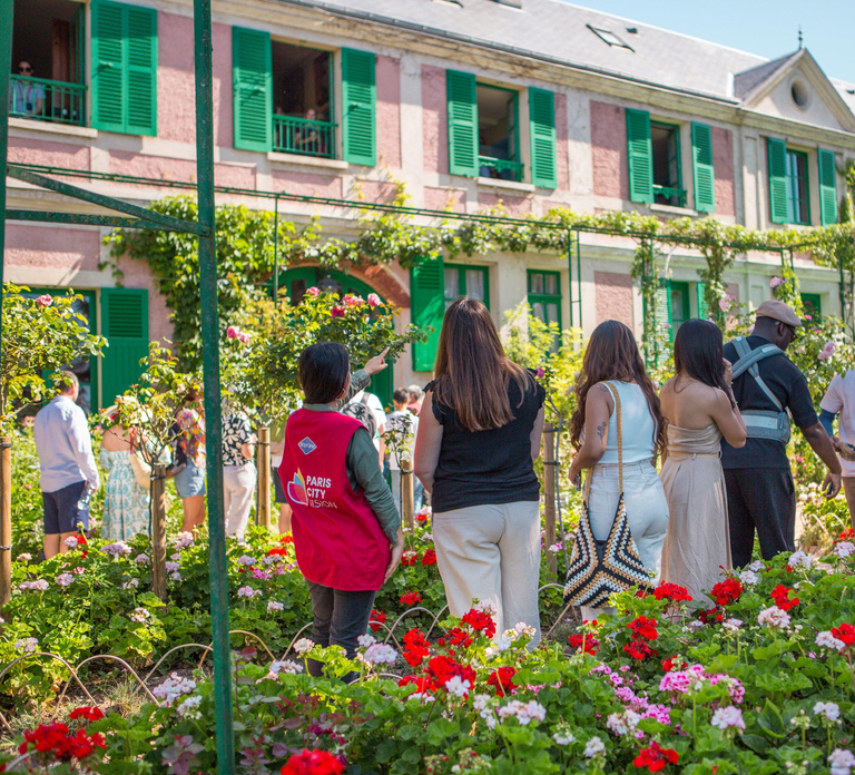 From Paris: Day Trip to Giverny & Versailles with Lunch