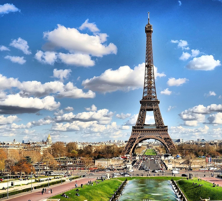 From Le Havre Port: Round-Trip Transfer to Paris by Bus