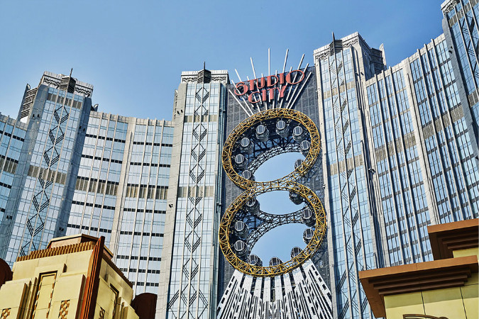 Golden Reel Figure-8 Ferris Wheel - HolidaySG