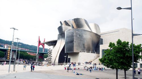 Guggenheim: Art explained by artists Day Tours