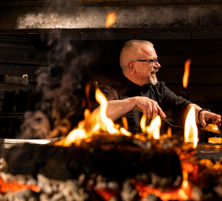 Rovaniemi: Ice sculpting, Sauna, Jacuzzi, Dinner & Transfers