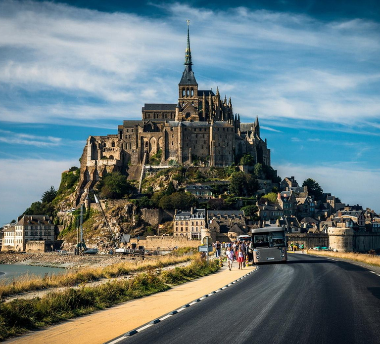 Mont St Michel: Private 12-hour round transfer from Paris