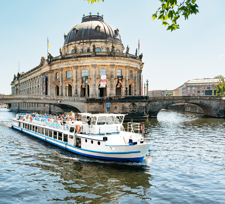 Berlin: 1-Hour City Tour by Boat with Guaranteed Seating