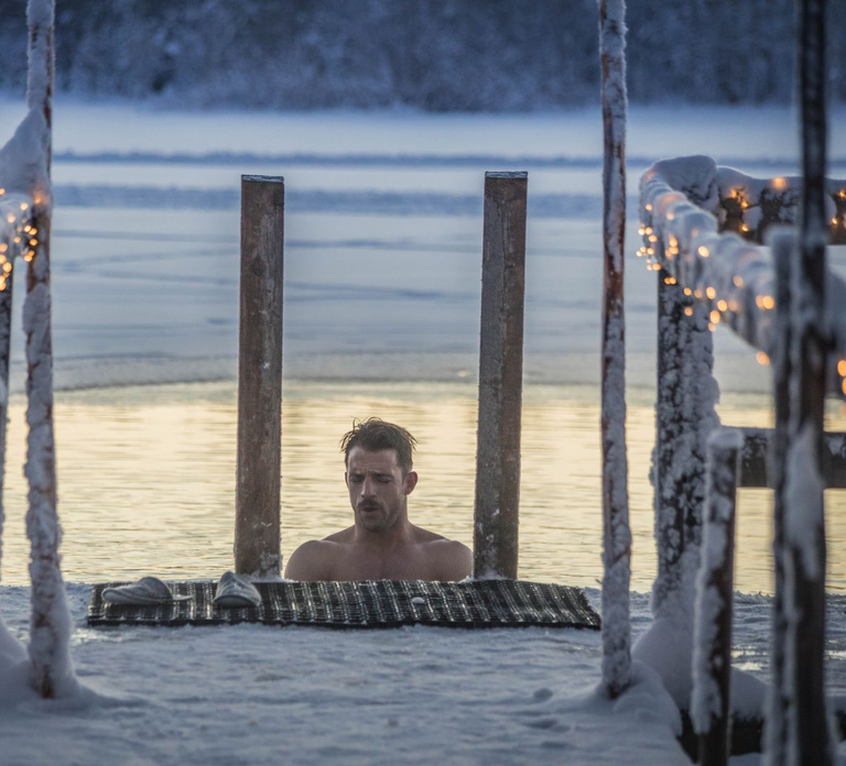 Rovaniemi: Sauna & Ice Swimming Tour with Dinner and Aurora