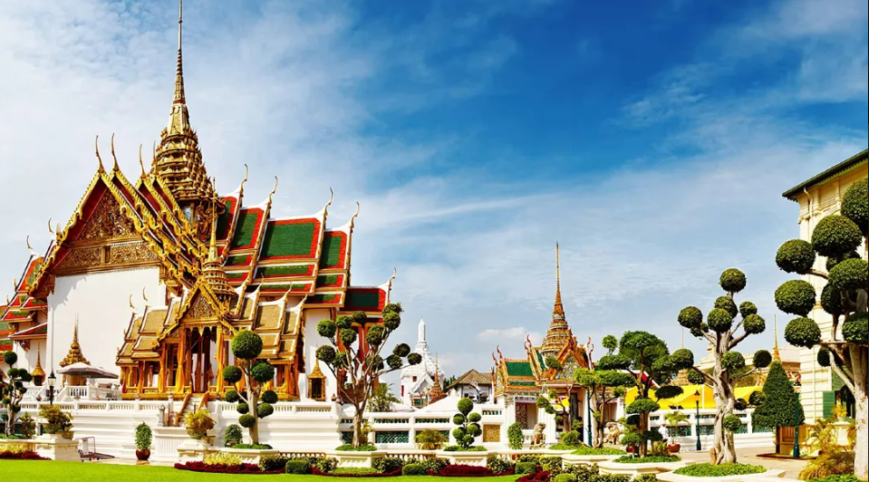 3 iconic temples tours :Join Tour at Grand Palace + Wat Arun + Wat Paknam Include lunch - HolidaySG