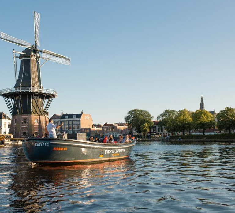 Haarlem: Sightseeing Boat Tour with Snacks and Drinks