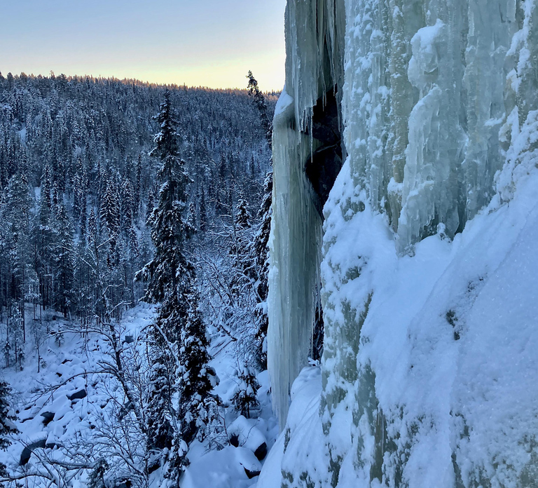 Korouoma, discover the ice waterfalls. Groups of 4 people maximum.